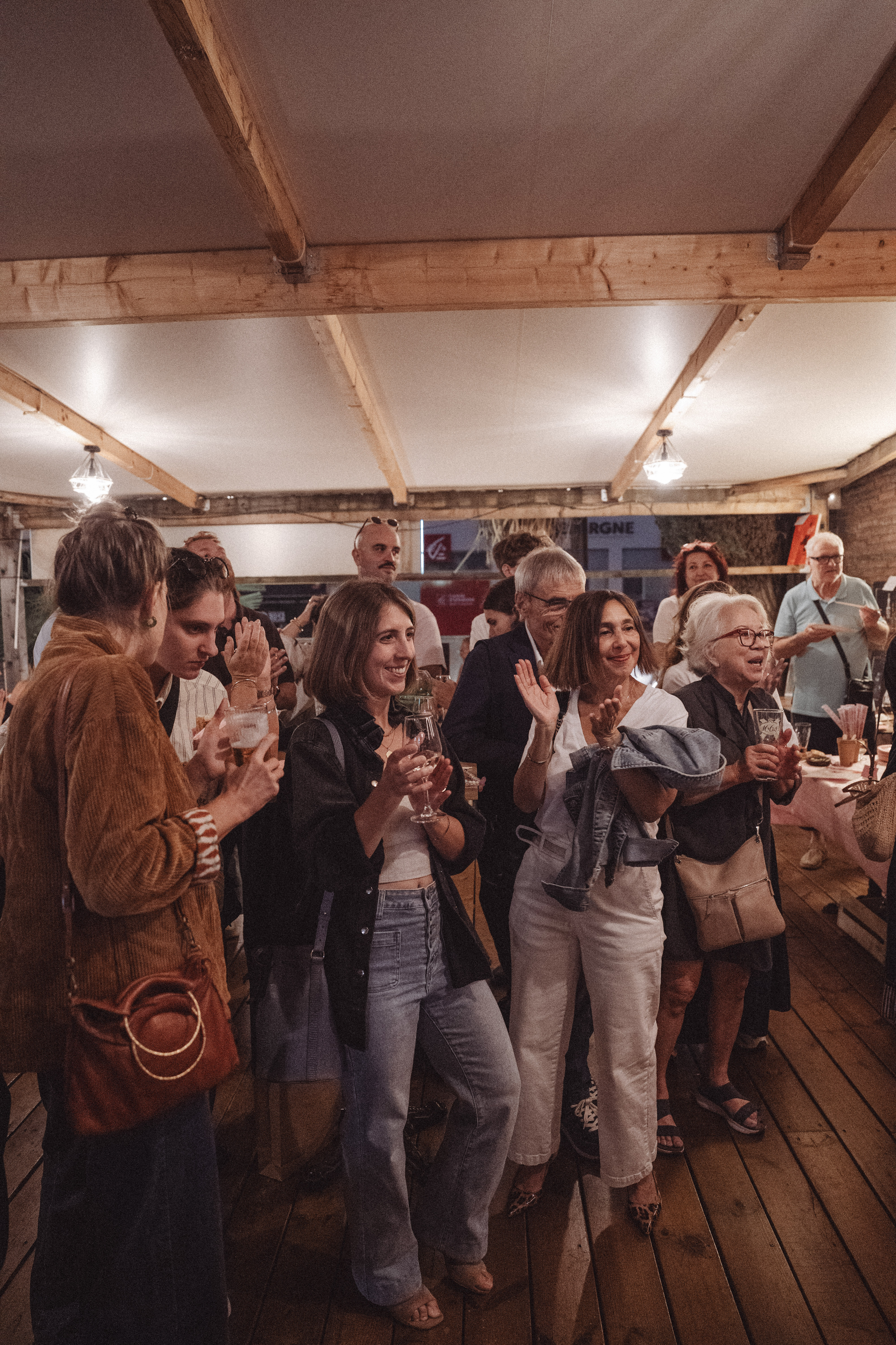 Le public de la soirée du Sist Rallye Club, verre à la main